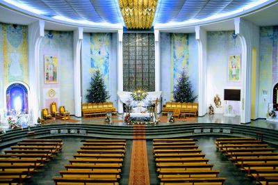 Prezbiterium katedry na rzucie serca. Widoczne także tabernakulum z brązu w kształcie serca z lat 1990-1991 autorstwa Zofii Mitał-Szczepańskiej. Zdjęcie z Archiwum Diecezjalnego Konserwatora Zabytk&oacute;w